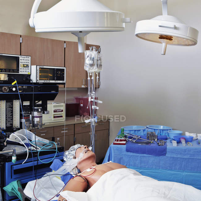 Sala de cirurgia da escola cirúrgica com manequim na cama, Bradenton, Flórida, EUA — Fotografia de Stock
