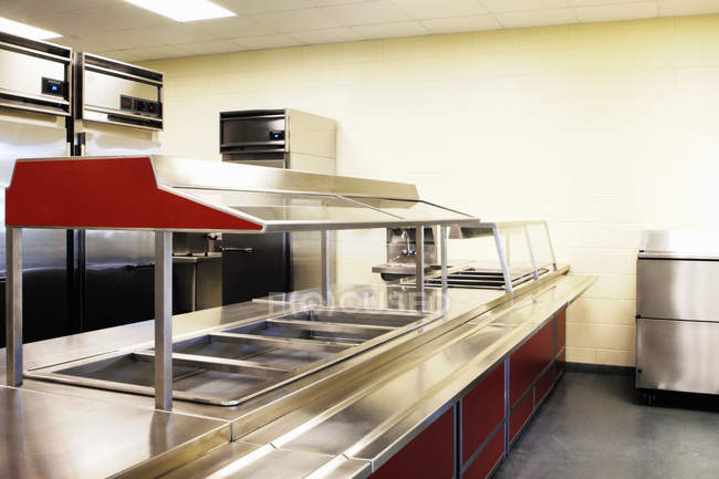 Чистые и пустые контейнеры для продуктов питания в государственных школах, Брэддон, Флорида, США — стоковое фото