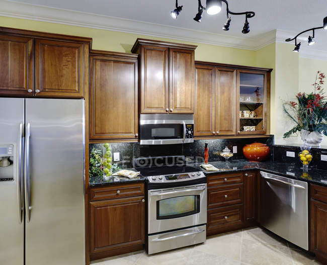 Moderne Küche mit Geräten und Blumen in gehobenem Haus — Stockfoto