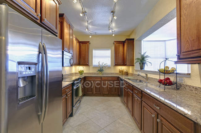Intérieur de cuisine de luxe dans maison haut de gamme, Palmetto, Floride, États-Unis — Photo de stock