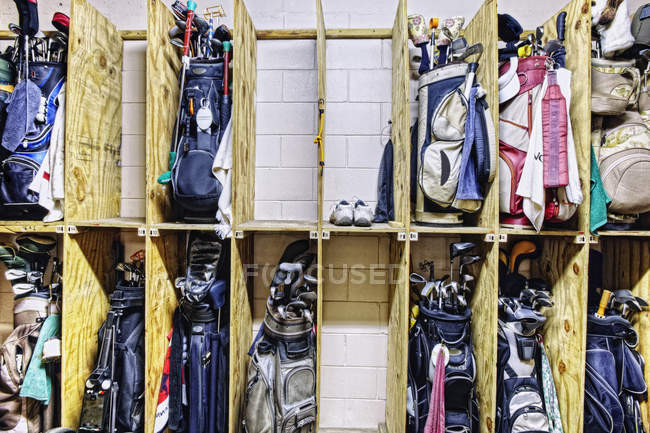 Sala de armazenamento e prateleiras para clubes de golfe, Bradenton, Flórida, EUA — Fotografia de Stock