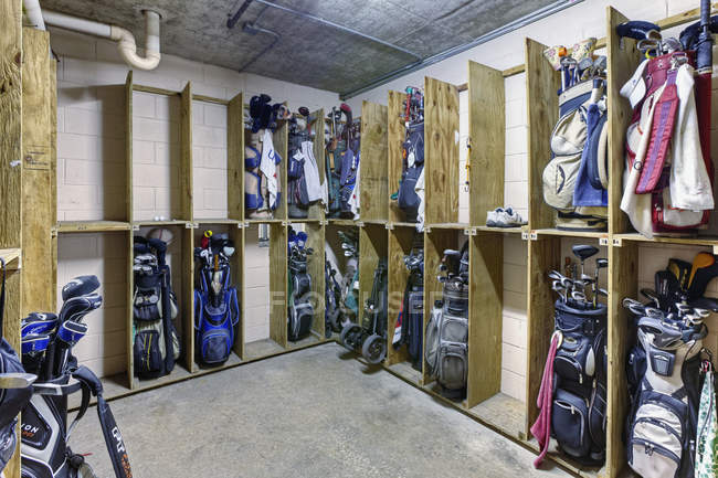 Sala de armazenamento e prateleiras para clubes de golfe, Bradenton, Flórida, EUA — Fotografia de Stock