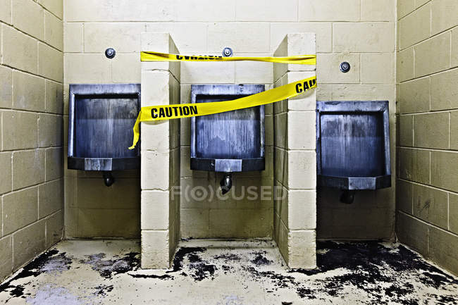 Três urinóis públicos em mau estado, Palmetto, Florida, EUA — Fotografia de Stock