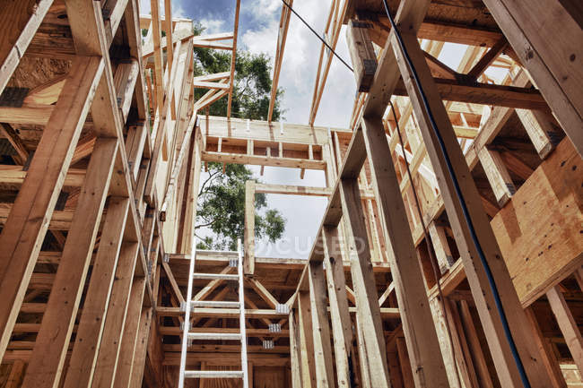 Échelle d'extension et encadrement dans un bâtiment en bois non fini — Photo de stock