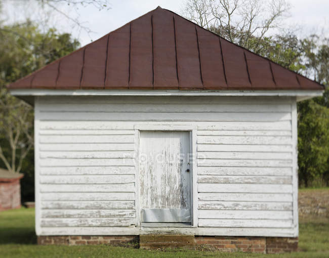 Ancien bâtiment avec façade sale blanche et porte, Smithfield, Virginie, USA — Photo de stock