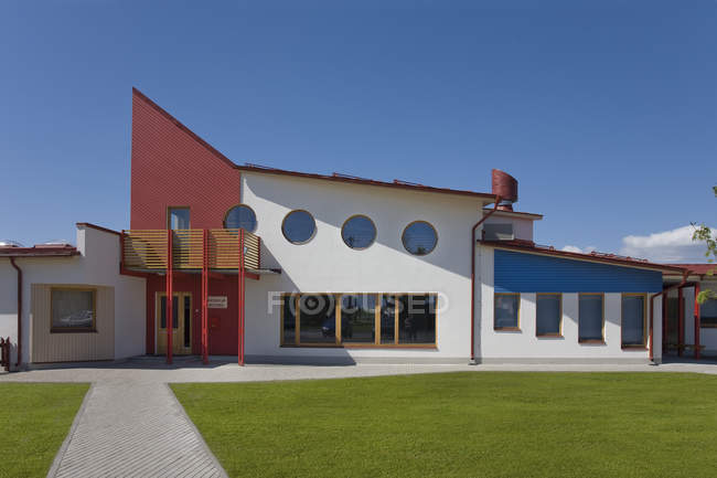 Moderno edificio della scuola primaria su erba prato verde — Foto stock