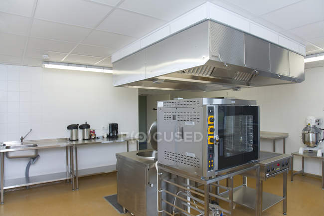 Cucina moderna interno dell'edificio scolastico elementare — Foto stock