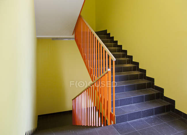 Escalera vacía del hospital y paredes amarillas del edificio - foto de stock