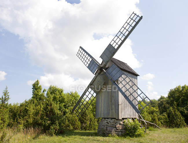 Moinho de vento preservado no museu rural na Estónia, Europa — Fotografia de Stock