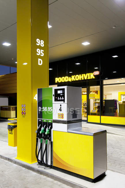 Zapfsäulen an einer modernen Tankstelle in Tartu, Estland — Stockfoto
