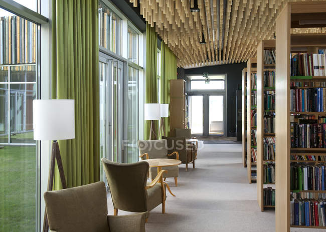 Sala lettura con sedie in biblioteca, Estonia — Foto stock