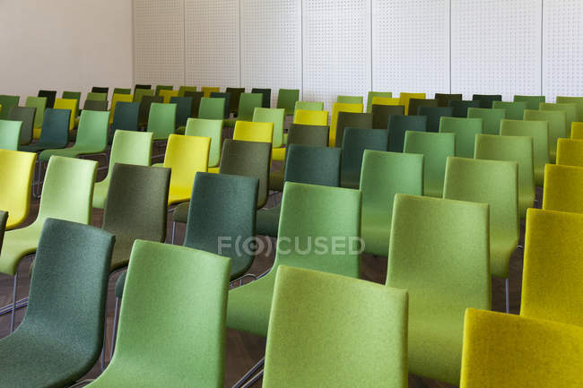 Sedie verdi nella sala di presentazione, Estonia — Foto stock