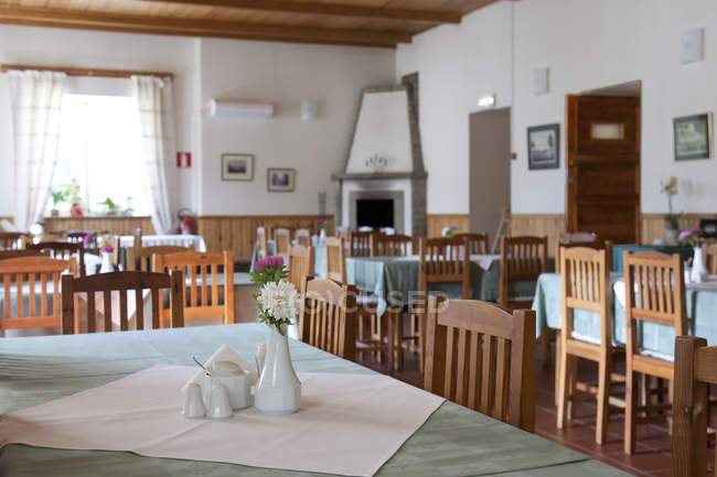 Palmse Manor elegante comedor, Estonia - foto de stock
