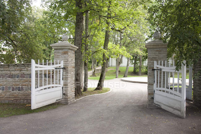 Portail ouvert avec parc à Palmse Manor, Estonie — Photo de stock