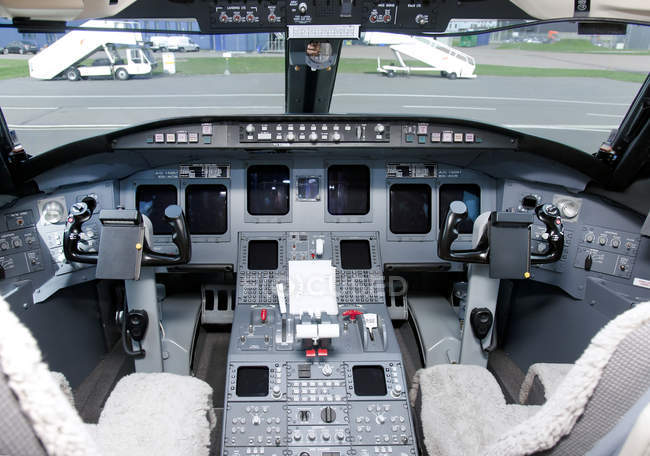 Cockpit d'avion à réaction à l'aéroport de Tallinn, Estonie — Photo de stock