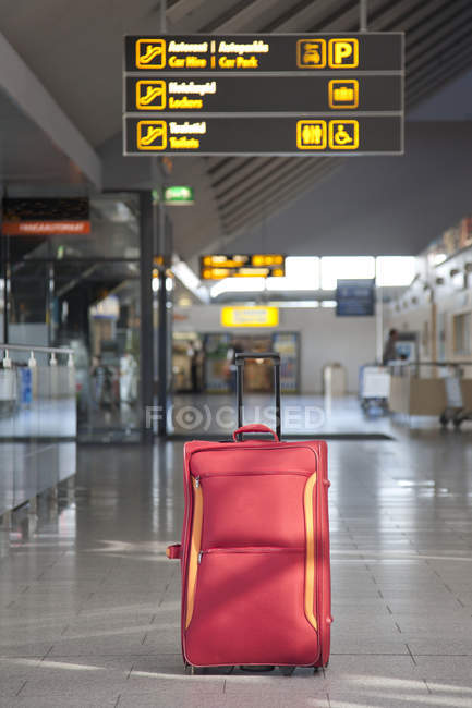 Terminal à bagages rouge de l'aéroport de Tallinn, Estonie — Photo de stock