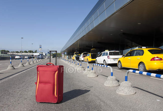Роллинг багаж вне терминала аэропорта в Таллинне, Эстония — стоковое фото