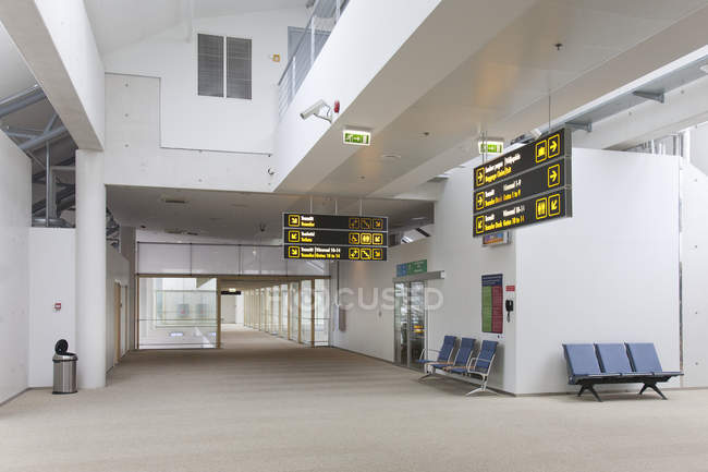 Terminal aeroportuale vuoto dell'aeroporto di Tallinn, Estonia — Foto stock