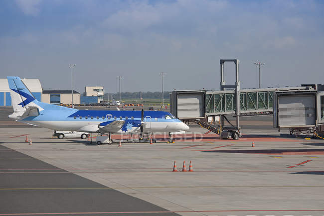 Avion stationné à la porte de l'aéroport de Tallinn, Estonie — Photo de stock