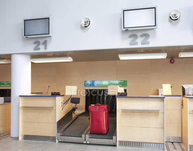 Equipaje en el mostrador de facturación de la aerolínea del aeropuerto de Tallin, Estonia - foto de stock