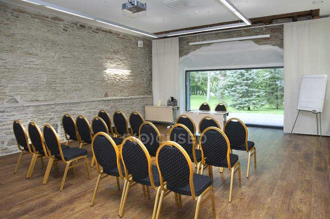 Sala conferenze con vista finestra, Villa Vihula, Estonia — Foto stock