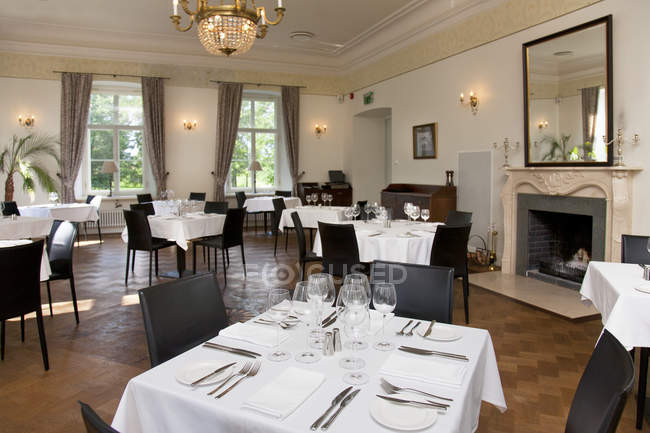 Place settings on tables in luxury restaurant, Vihula Manor, Estonia — Stock Photo