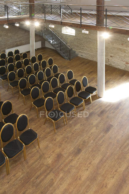Sala conferenze con sedie a schiera in Estonia — Foto stock