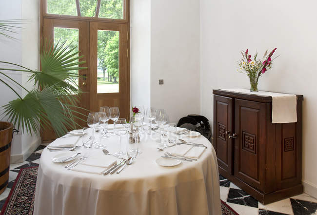 Elegante mesa de comedor en el interior de Pdaste Manor, Estonia - foto de stock