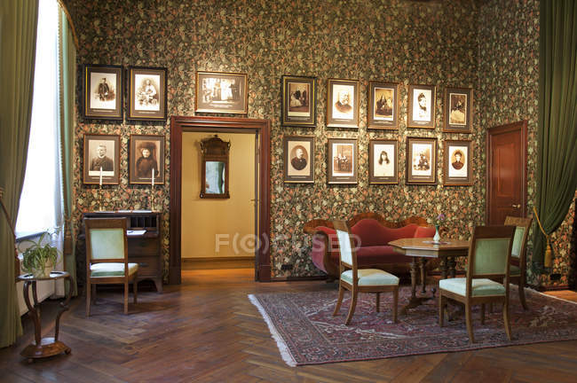 Camera con ritratti incorniciati nel Castello di Alatskivi, Estonia — Foto stock