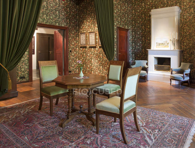 Old fashioned room at Alatskivi Castle, Estonia — Stock Photo