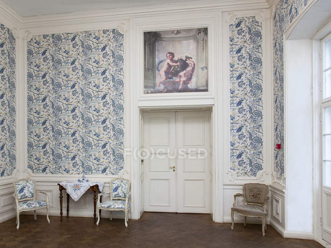 Elegante camera con carta da parati floreale nel Castello di Alatskivi, Estonia — Foto stock