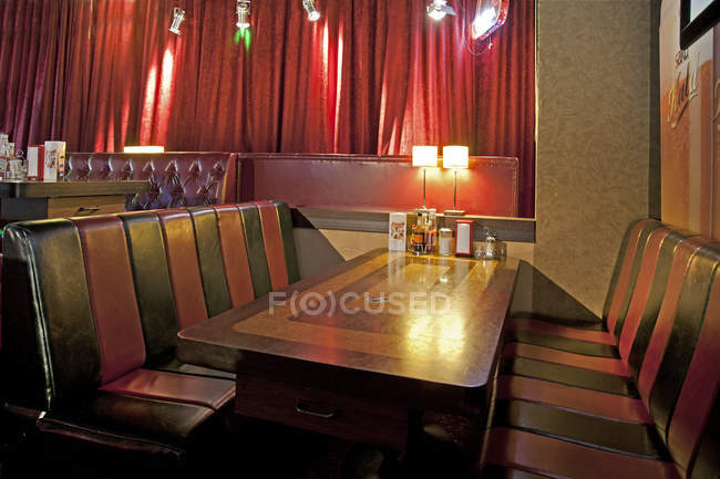 Table et stand à l'intérieur du restaurant Americana, Tallinn, Estonie — Photo de stock