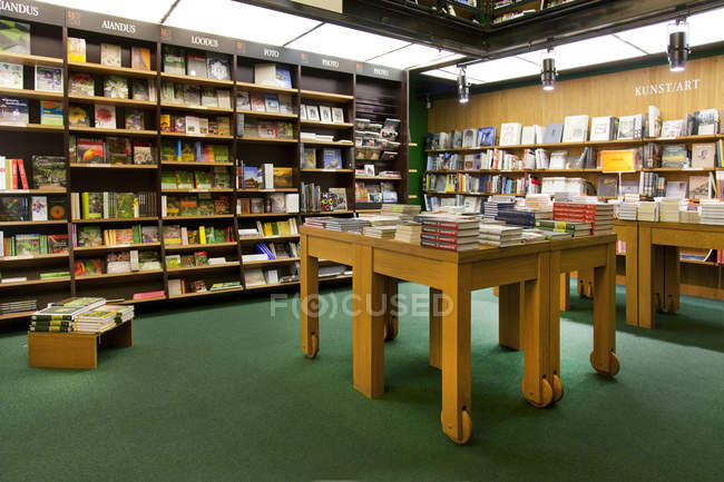 Великий книжковий магазин інтер'єр у Тарту, Естонія — стокове фото