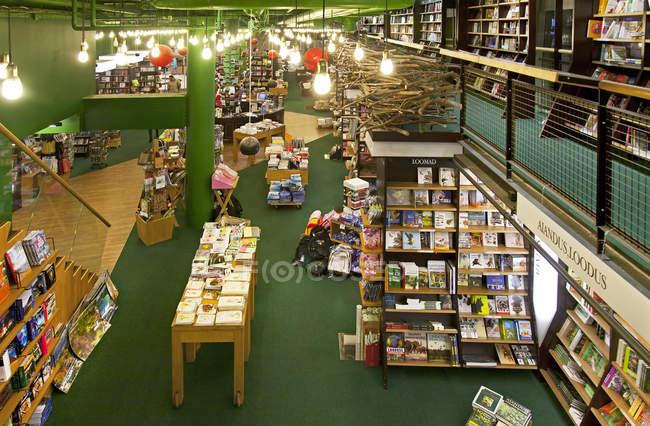 Великий книжковий магазин інтер'єр у Тарту, Естонія — стокове фото