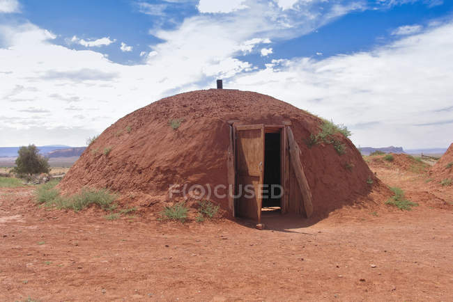 Круглый приют в пустыне, Племенной парк Навахо, Аризона, США — стоковое фото