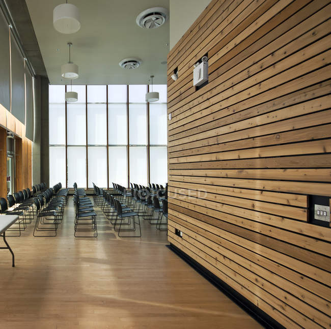 Linhas de cadeiras em sala de auditório vazia — Fotografia de Stock