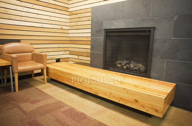 Salle d'attente sophistiquée avec cheminée et banc en bois à Vancouver, Canada — Photo de stock
