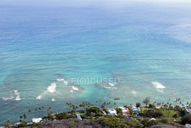 Casas de luxo à beira-mar na costa de Waikiki, Havaí, EUA — Fotografia de Stock