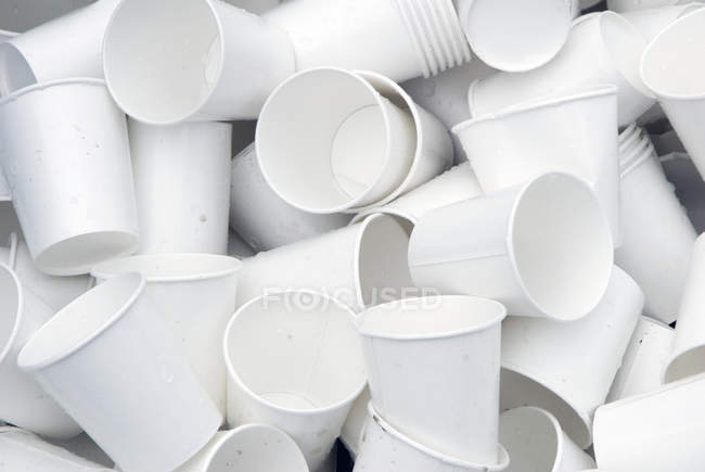 Gebrauchte weiße Pappbecher stapeln, Vollrahmen — Stockfoto