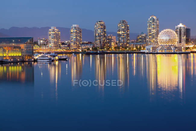 Centro de Vancouver a través del agua por la noche, Canadá - foto de stock