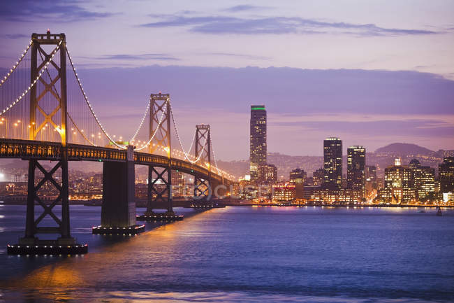 Міст, що веде до міста Сан-Франциско, освітлені вночі, Каліфорнія, США — стокове фото