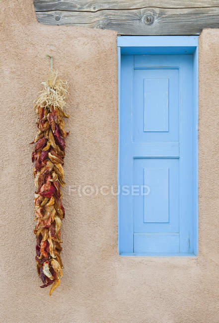 Blue window with chili peppers, Pueblo De Taos, Nuevo México, Estados Unidos - foto de stock