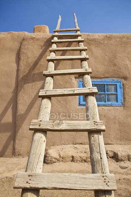 Scala in legno contro la costruzione di adobe, Pueblo De Taos, Nuovo Messico, USA — Foto stock