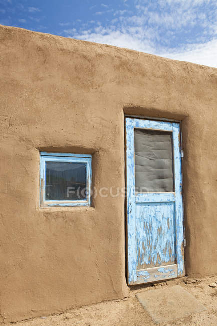Puerta al edificio de adobe, Pueblo De Taos, Nuevo México, EE.UU. - foto de stock