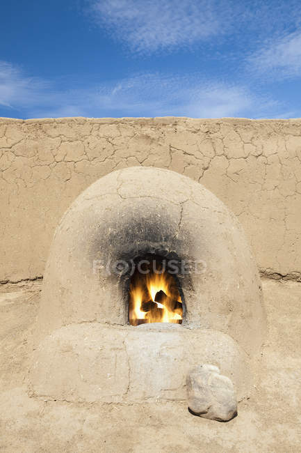 Horno de adobe tradicional con leña, Pueblo De Taos, Nuevo México, Estados Unidos - foto de stock