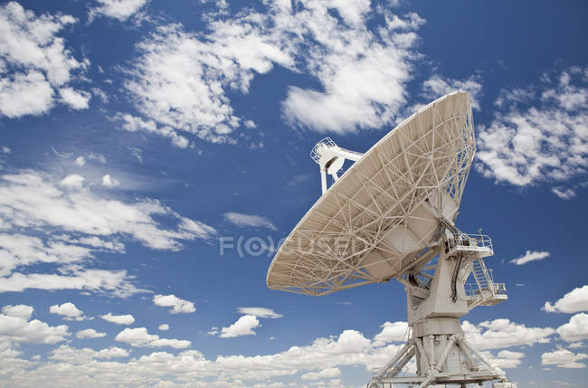 Parabola satellitare sotto il cielo blu con nuvole — Foto stock