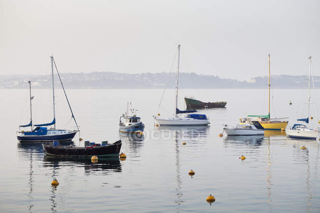 Bateaux amarrés et bateaux dans le port de l'Angleterre, Royaume-Uni — Photo de stock