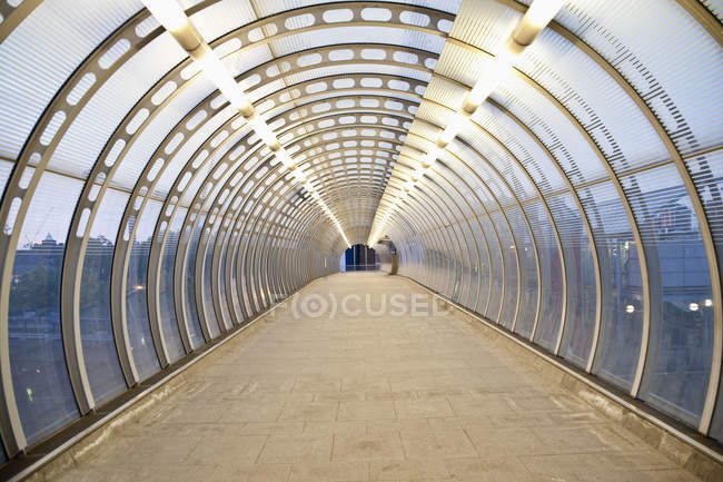 Túnel de pasarela en Canary Wharf, Isla de los Perros, Londres, Inglaterra, Reino Unido - foto de stock