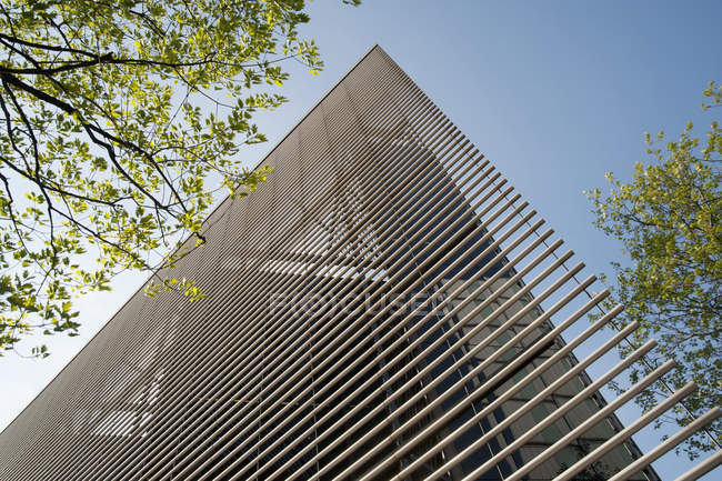 Низкий угол обзора современного офисного здания в Лондоне, Англия, Великобритания — стоковое фото