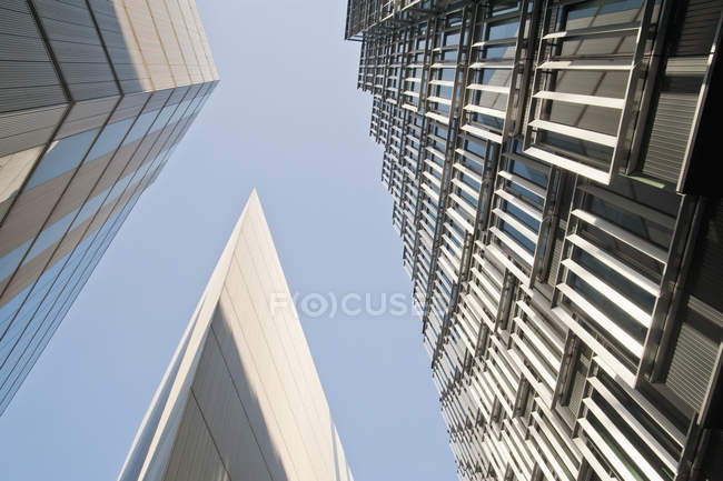 Vue en angle bas des immeubles de bureaux modernes de Londres, Angleterre, Royaume-Uni — Photo de stock